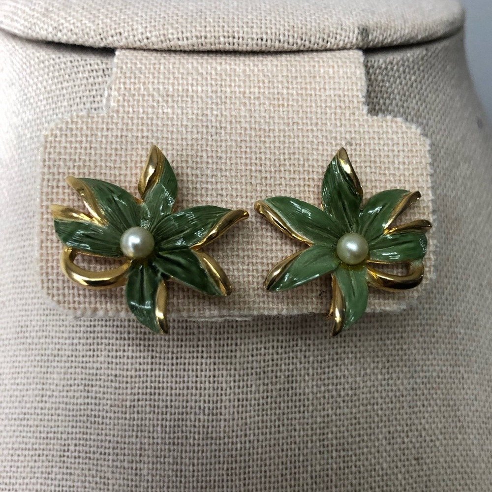 Women’s Vintage Emmons Green and Gold Floral Clip On Earrings - Picture 2 of 6